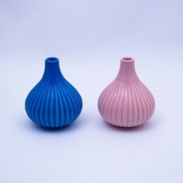 Florero de porcelana con forma alargada