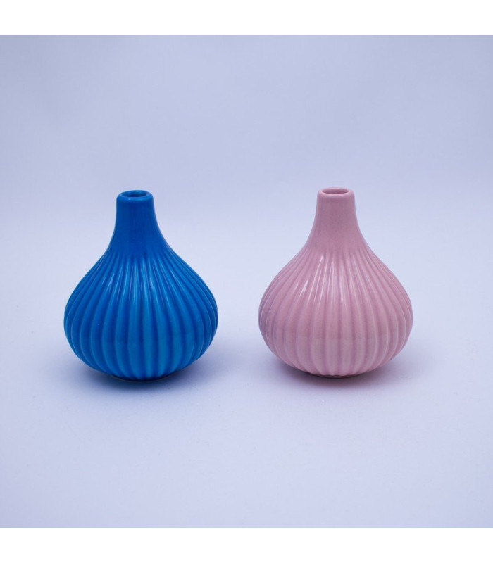 Florero de porcelana con forma alargada