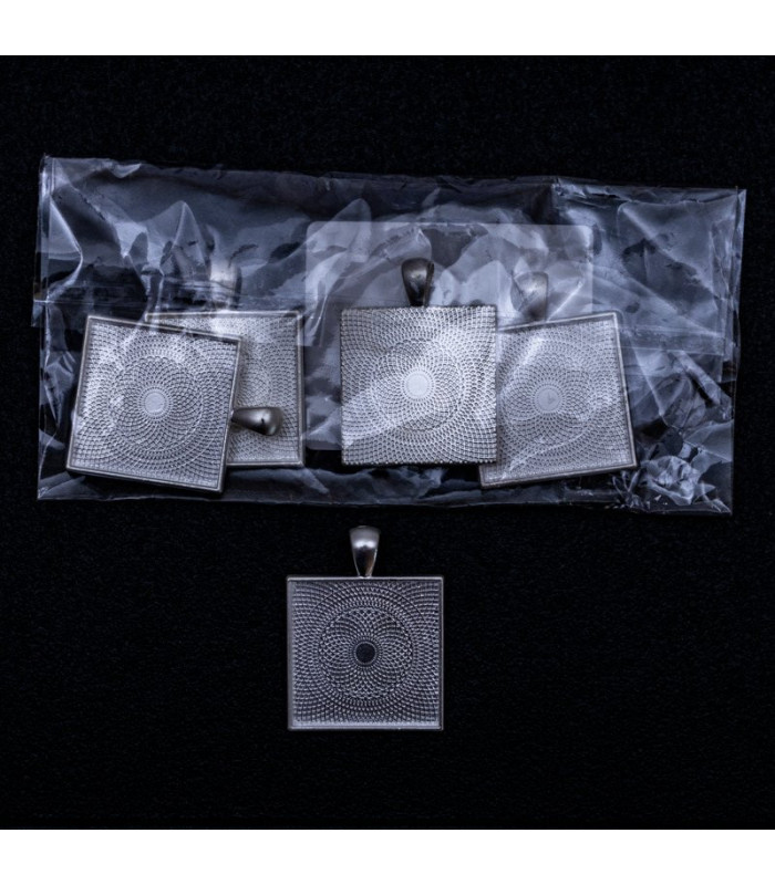 Dije cuadrado plateado 28mm 5pc