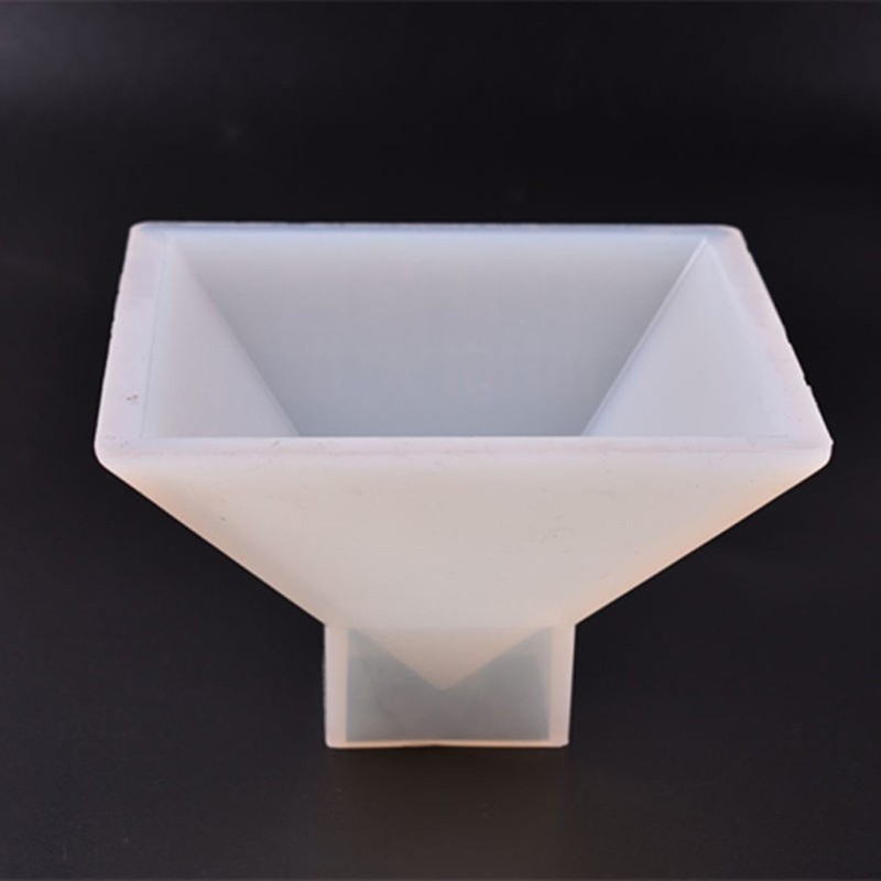 Molde de silicona piramide 3D 98mm