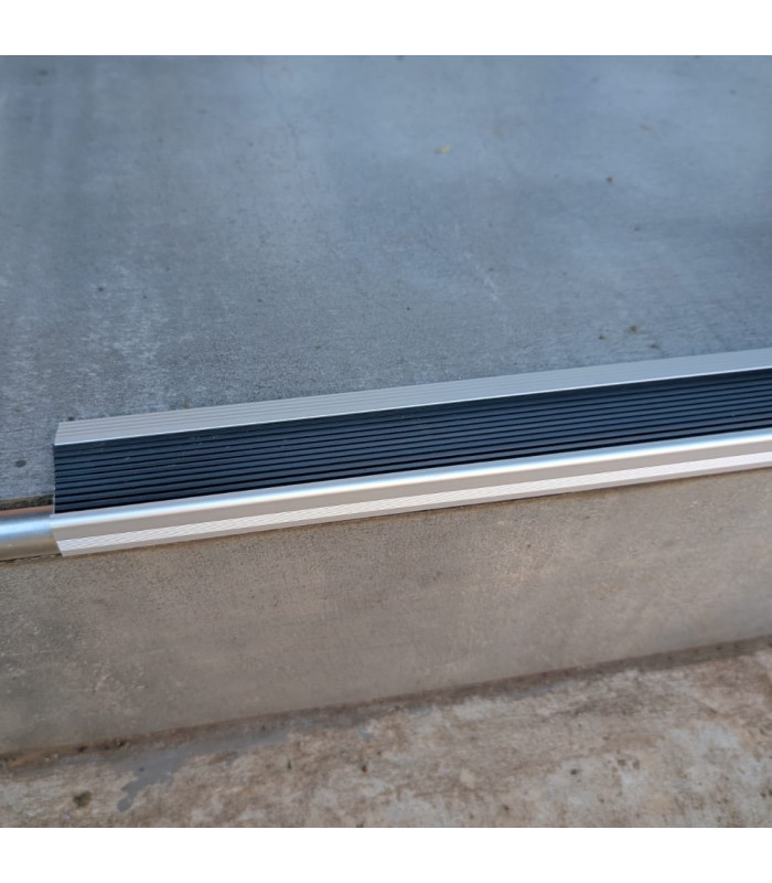 PERFIL ESCALON C/GOMA ANTIDESLIZANTE ALUMINIO 2.50MTx5CM