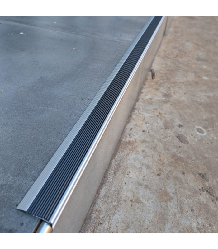 PERFIL ESCALON C/GOMA ANTIDESLIZANTE ALUMINIO 2.50MTx5CM