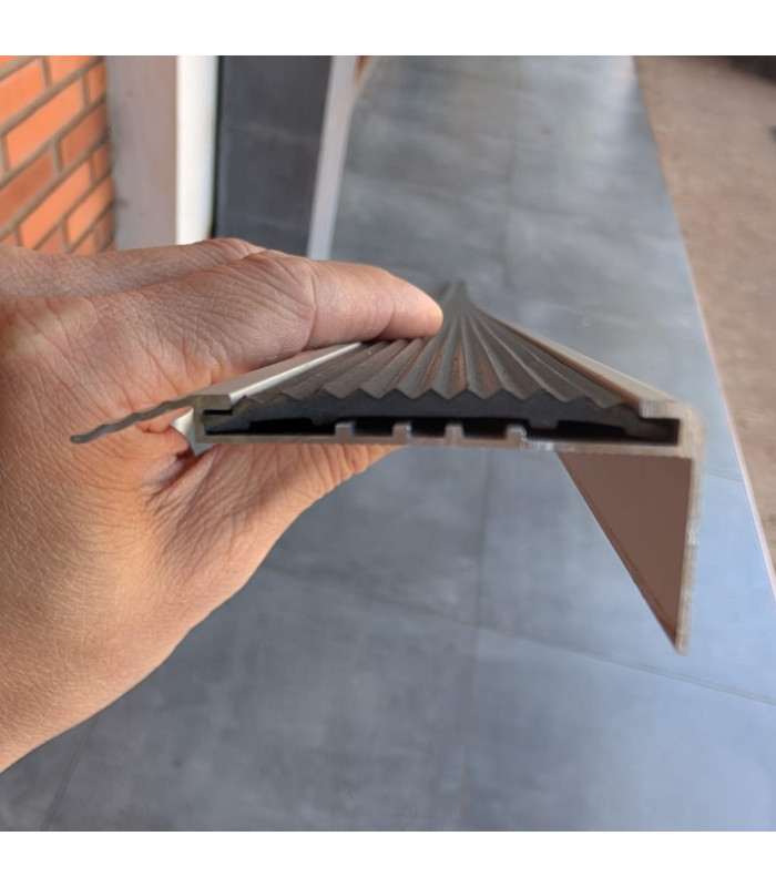 PERFIL ESCALON C/GOMA ANTIDESLIZANTE ALUMINIO 2.50MTx5CM